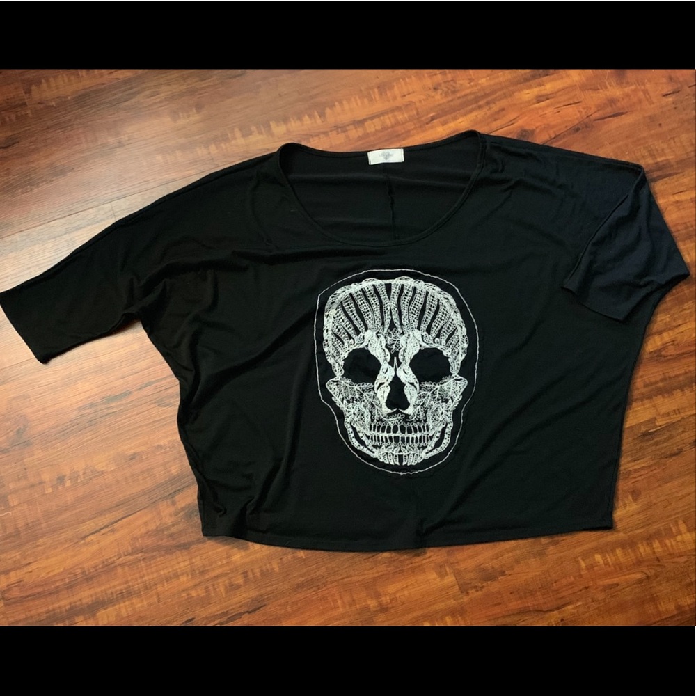 Oversized skull top